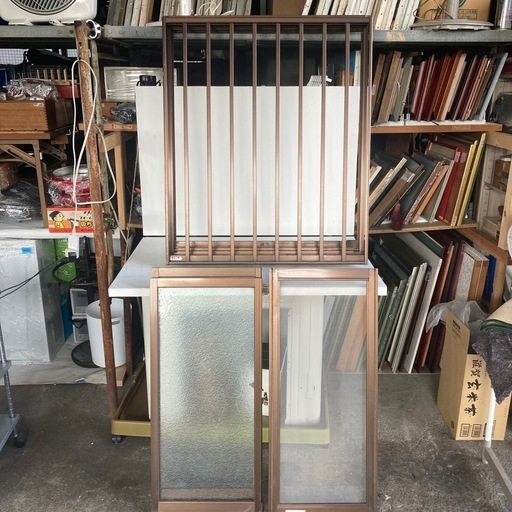 YKK 窓、窓枠格子