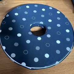 産後　マタニティ　円座クッション　ネイビーポルカドットの画像