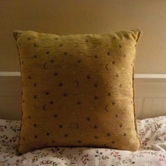 星の刺繍が入った茶色クッションの画像