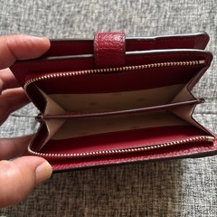 素敵💓な赤色の折り財布の画像
