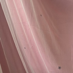 ピンクの星柄カーテンの画像