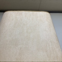 シンプルな布製シェードの木製フロアスタンドの画像
