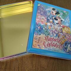 ディズニー空き缶とハンドタオルの画像