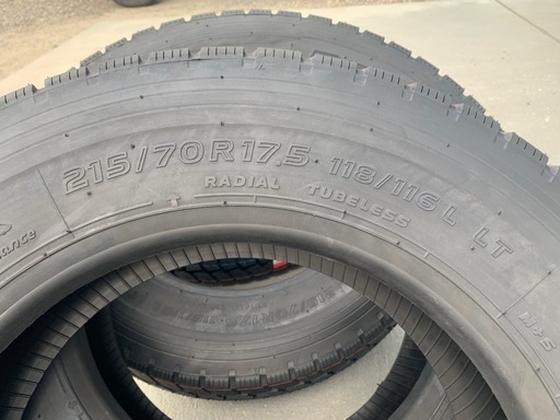 新品タイヤ 4本　215-70-17.5  118/116