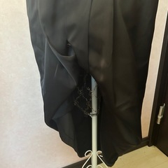 結婚式やパーティーに！黒のホルターネックワンピースの画像
