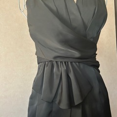 結婚式やパーティーに！黒のホルターネックワンピースの画像