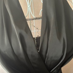 結婚式やパーティーに！黒のホルターネックワンピースの画像