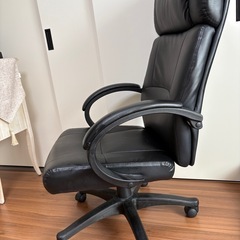 黒　オフィス　椅子　在宅ワークの画像