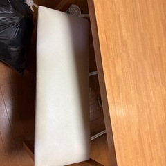 ダイニングテーブル、椅子3つの画像