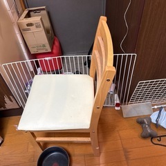 ダイニングテーブル、椅子3つの画像