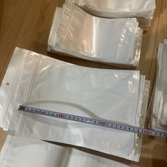 ホワイトのプラスチック製ジップバックの画像