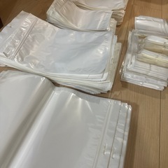 ホワイトのプラスチック製ジップバックの画像