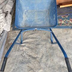 少し大きい浅型一輪車　錆び有ります。の画像