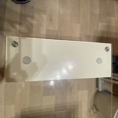 白色ガラステーブルの画像