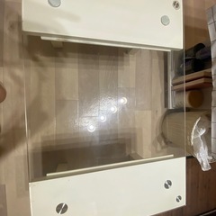 白色ガラステーブルの画像
