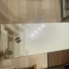 白色ガラステーブルの画像