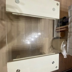 白色ガラステーブルの画像