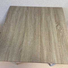 机と椅子2脚の画像