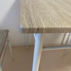 机と椅子2脚の画像