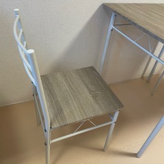 机と椅子2脚の画像