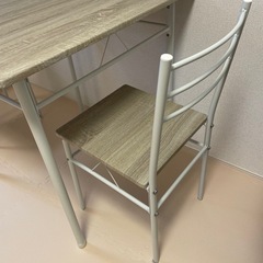 机と椅子2脚の画像