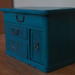 ターコイズブルー色の木製ラックの画像