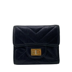 シャネル CHANEL 三つ折り財布 2.55マトラッセ Vステッチ　シェブロン コンパクトウォレット A82723 ブラックの画像