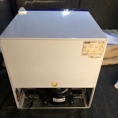 一人暮らし用、小型冷蔵庫の画像