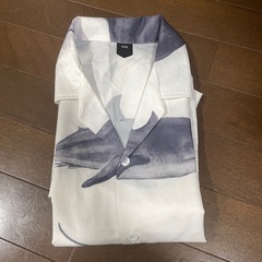 【お話中】サメ柄 半袖シャツ ホワイト/グレー　総柄の画像