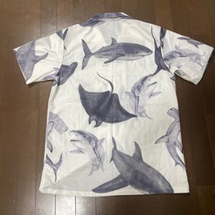 【お話中】サメ柄 半袖シャツ ホワイト/グレー　総柄の画像