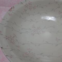 《値下げ交渉可》新品　花柄の食器　直径約17㎝の画像