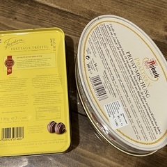 お菓子が入っていた缶２つの画像
