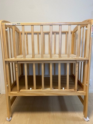 フルサイズの幼児用ベッド（135cm × 75cm、マットレス＋シーツ多数付き）