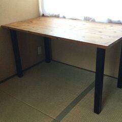 無垢材使用のテーブル