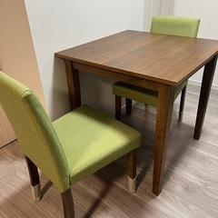 ダイニングテーブル　イス2脚セット
