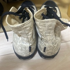 ベージュ柄スニーカーの画像