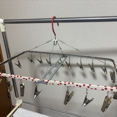 キャスター付き室内物干し+洗濯バサミ付き物干しの画像