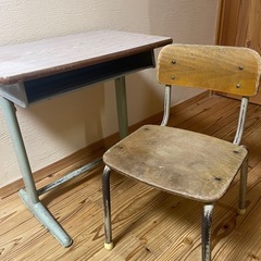 小学校の机と椅子の画像