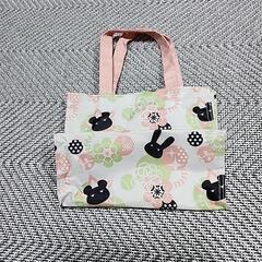 ウサギと花とくまの可愛いデザインの手提げ袋の画像