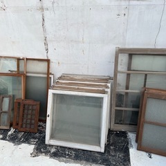 昭和レトロな建具、ガラスの画像