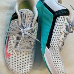 Nike トレーニングシューズ　レディース23.5cm
の画像