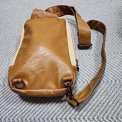ベージュのボディバック　スリングバックの画像