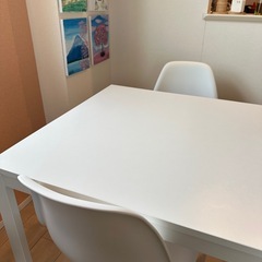 ホワイトのダイニングテーブルと椅子セット