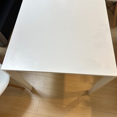 ホワイトのダイニングテーブルと椅子セットの画像