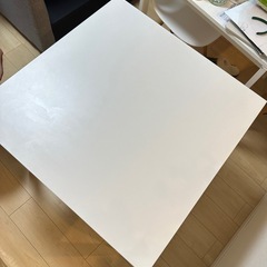 ホワイトのダイニングテーブルと椅子セットの画像