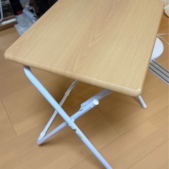 折りたたみ式木目調サイドテーブルの画像