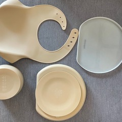 ひっくり返し防止 吸盤付きベビー食器 シリコン プレート エプロン　セットの画像