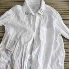 ビジュー付きのホワイト長袖シャツ　Мサイズ位の画像