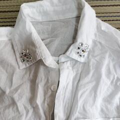 ビジュー付きのホワイト長袖シャツ　Мサイズ位の画像