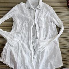 ビジュー付きのホワイト長袖シャツ　Мサイズ位